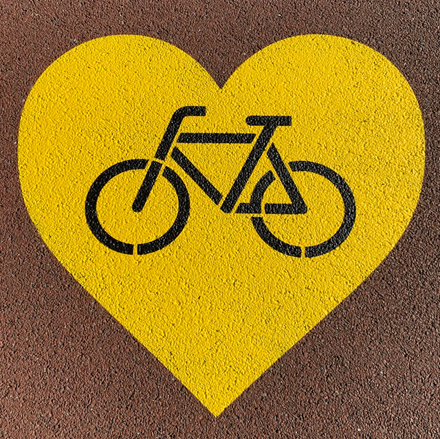 Ein gelbes Herz mit einer Zeichnung eines Fahrrads.